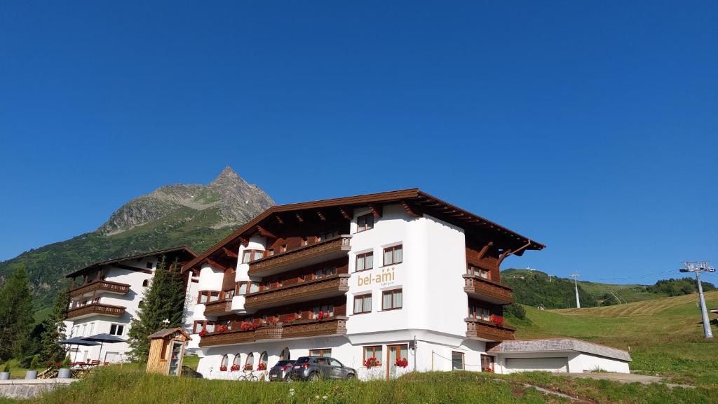 Nespecifikovaný výhled na hory nebo výhled na hory při pohledu z hotelu