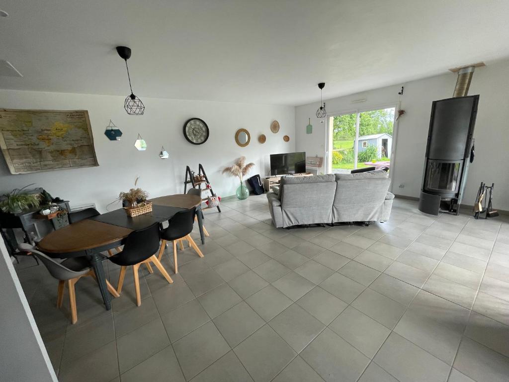un salon avec une table et un canapé dans l'établissement Le coin des piplettes, à Le Dézert