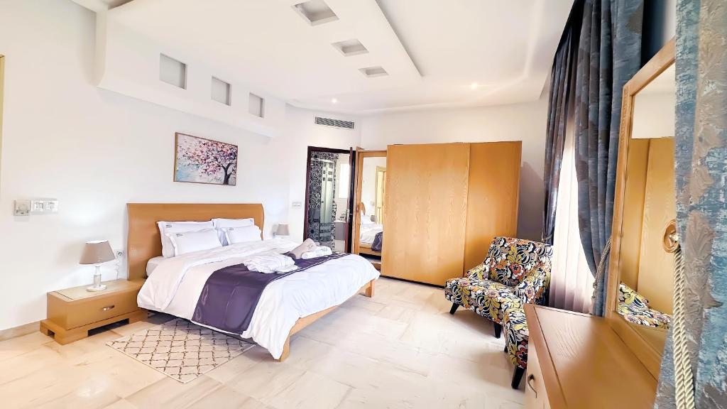 Postel nebo postele na pokoji v ubytování L'Orchidée - Suites de Luxe avec Piscine Chauffée et Vue sur le Lac de Tunis