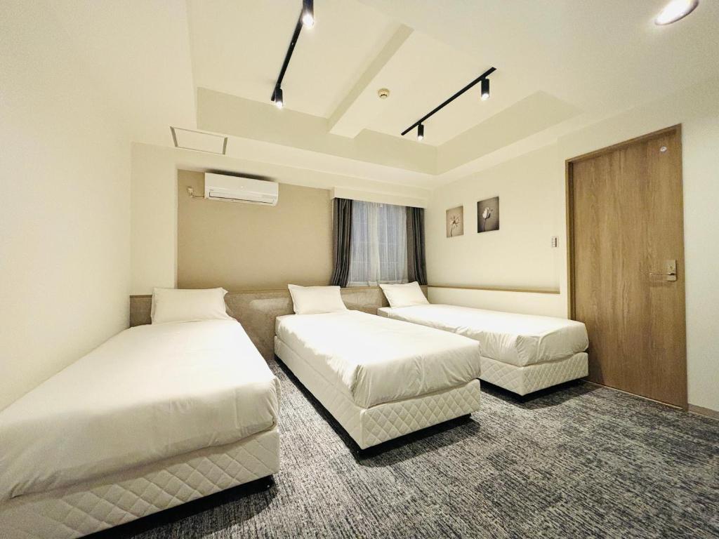 Postel nebo postele na pokoji v ubytování 嵐 Hotel Arashi Shinsaibashi No001