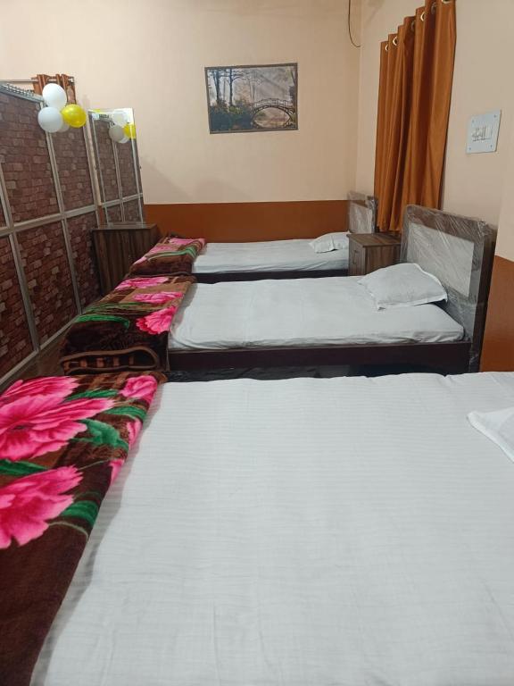 Postel nebo postele na pokoji v ubytování Swastik Guest House