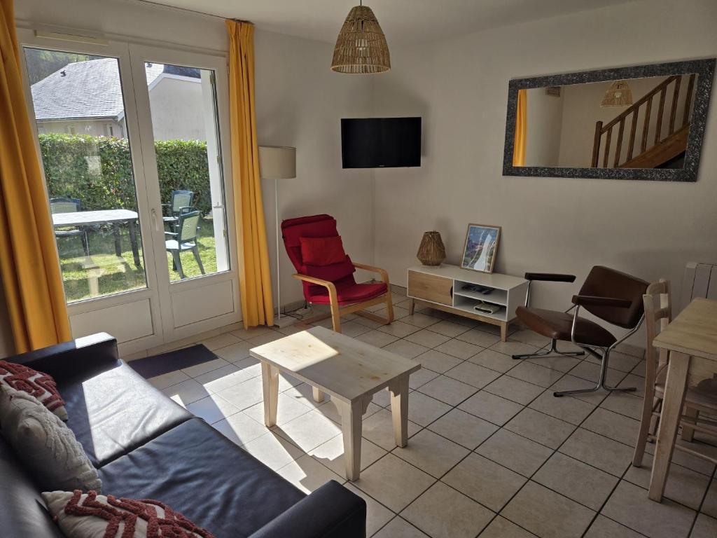 un salon avec un canapé, des chaises et une table dans l'établissement Maison individuelle 6 personnes, à Luz-Saint-Sauveur