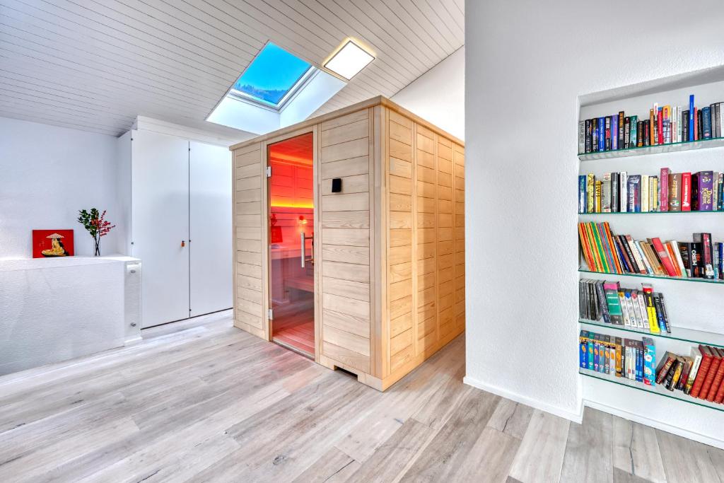 Knihovna v apartmánu