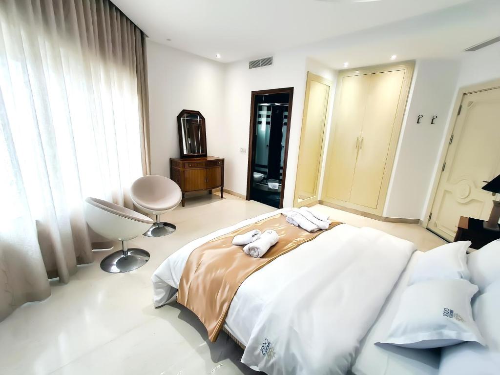 Postel nebo postele na pokoji v ubytování L'Orchidée - Suites de Luxe avec Piscine Chauffée et Vue sur le Lac de Tunis
