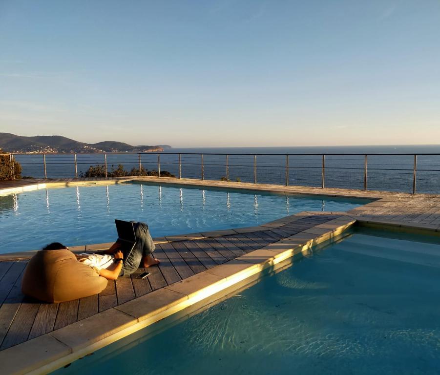 Photo de la galerie de l'établissement Loue appartement 128 m2 dans résidence haut standing avec piscine, tennis et accès privé plage, à Toulon