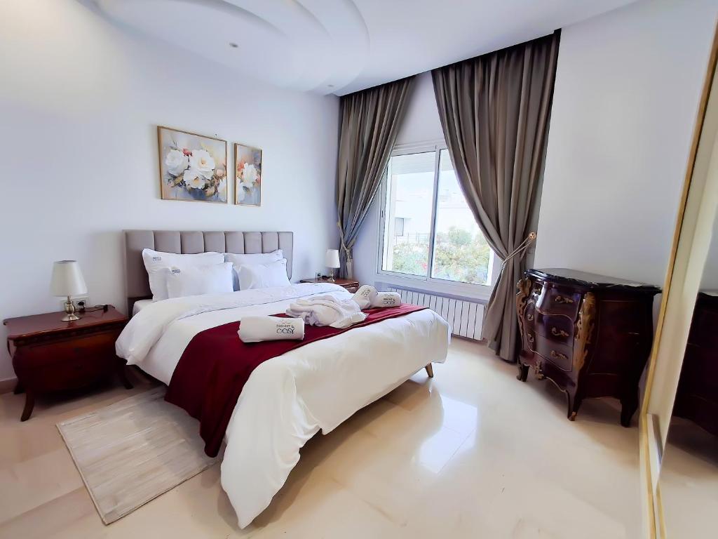 Postel nebo postele na pokoji v ubytování L'Orchidée - Suites de Luxe avec Piscine Chauffée et Vue sur le Lac de Tunis