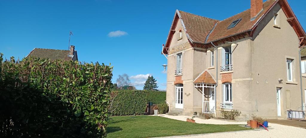 a large brick house with a brown roof at Gite La Mariette 10 couchages Brionnais Charolais in Vauban