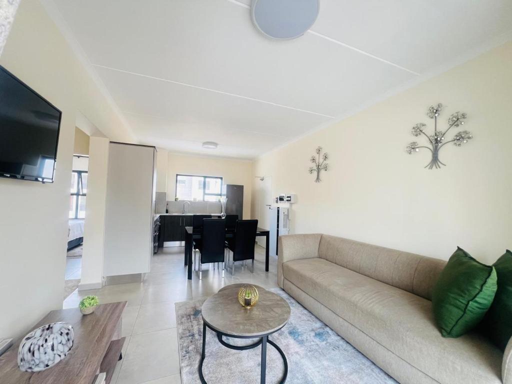 TV a/nebo společenská místnost v ubytování Refined Cozy Retreat