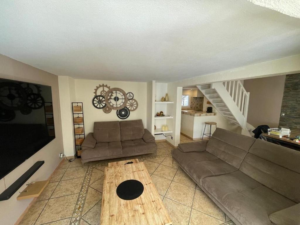 un salon avec un canapé et une table dans l'établissement pretty villa club cosy Bandol, à Bandol