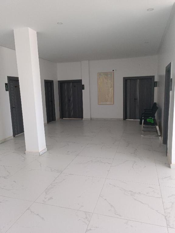 una grande stanza vuota con pavimento e pareti bianchi di 中非国际 a Nouadhibou Airport