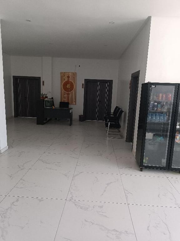 una stanza vuota con una sedia e un tavolo di 中非国际 a Nouadhibou Airport