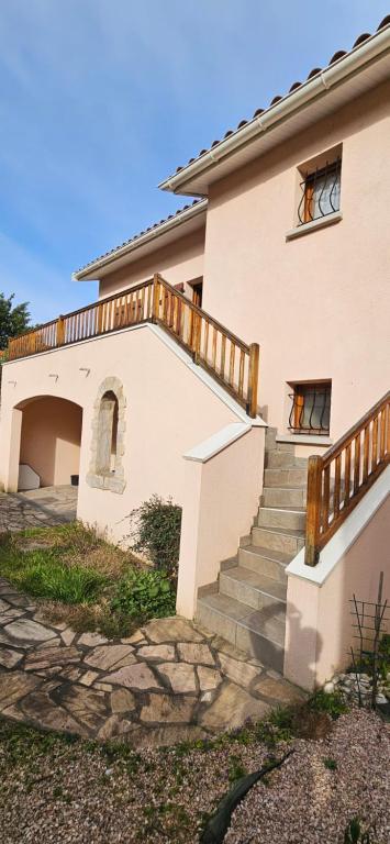 une maison avec des escaliers en face de celle-ci dans l'établissement Appartement entier Lyon-Villeurbanne au 1er d'une discrète maison, à Villeurbanne