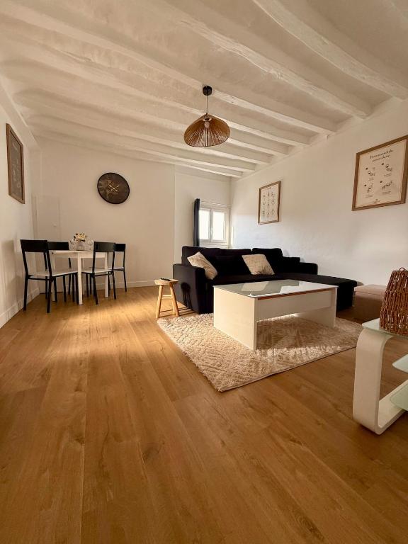 un salon avec un canapé et une table dans l'établissement Appartement au cœur du centre ville, à Saumur