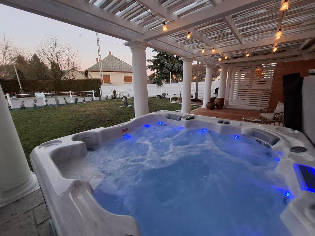 The swimming pool at or close to Öreg Malom Apartmanház