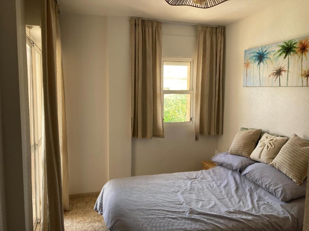 Un dormitorio con una cama y una ventana en Casa Del Mar, en Calabardina