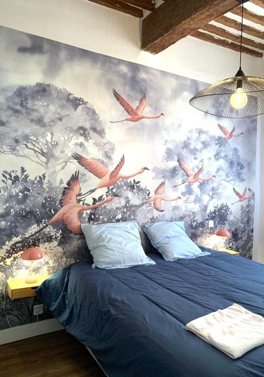 - une chambre avec une fresque murale représentant les oiseaux dans l'établissement Rotonde, 2 chambres, Air conditionné, à Aix-en-Provence