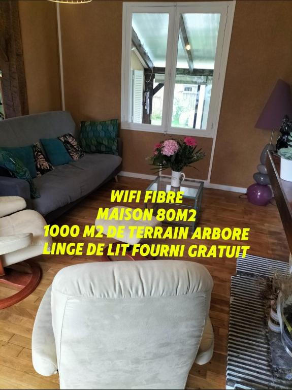 un salon avec un canapé et une table dans l'établissement Au Bois Fleuri, à Bracieux