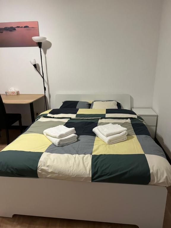 Postel nebo postele na pokoji v ubytování Chambre double à Niederkorn