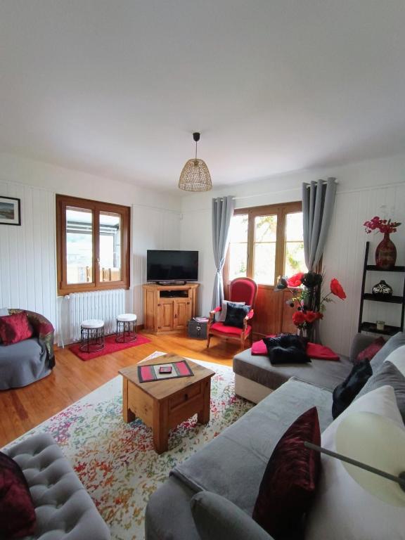 un salon avec un canapé et une table basse dans l'établissement Maison entre lac et montagnes, à Draillant