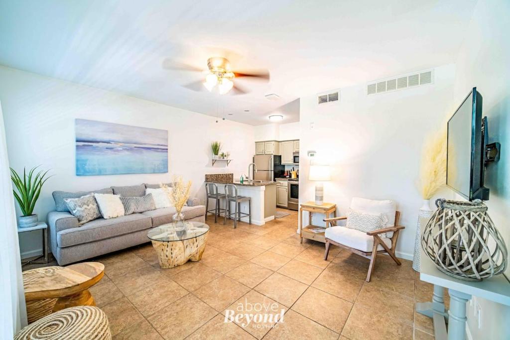 een woonkamer met een bank en een tafel bij MiraLago Island Retreat in Lago Vista