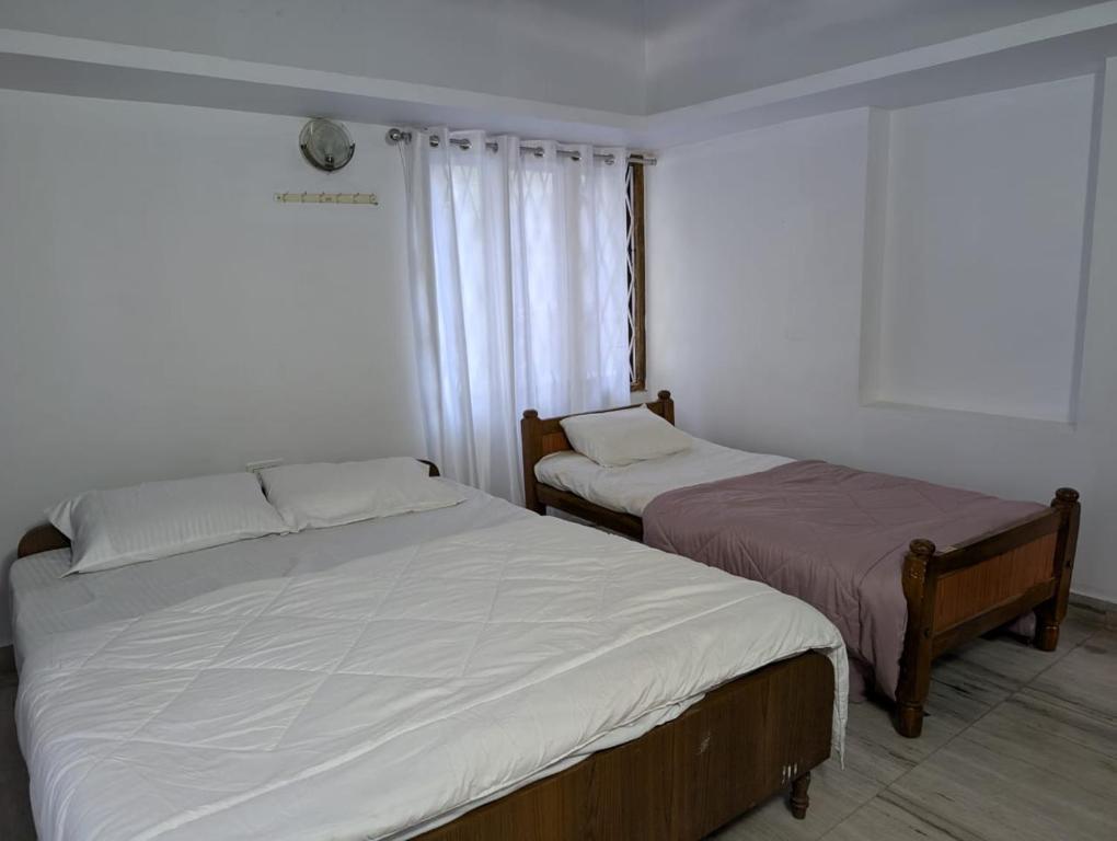 Postel nebo postele na pokoji v ubytování Sri Krishna 4BHK AC Villa