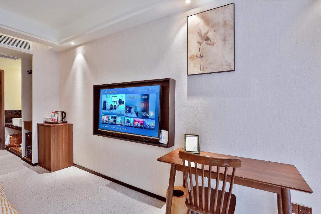 TV a/nebo společenská místnost v ubytování Yurong West Lake Cottage Resort Hotel Hangzhou