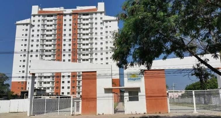 un grand bâtiment blanc devant un bâtiment dans l'établissement Excelente apartamento com dois quartos, à Rio de Janeiro