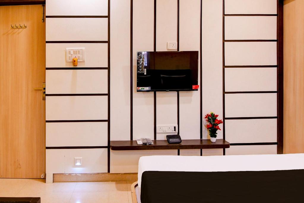 TV a/nebo společenská místnost v ubytování Hotel O Bypass View
