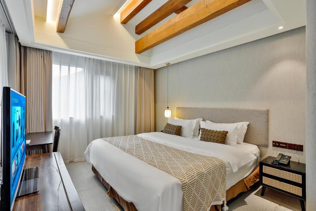 Postel nebo postele na pokoji v ubytování Yurong West Lake Cottage Resort Hotel Hangzhou