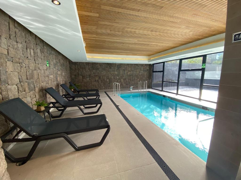 Bazén v ubytování Dpto costero vista al lago, piscina y jacuzzi nebo v jeho okolí