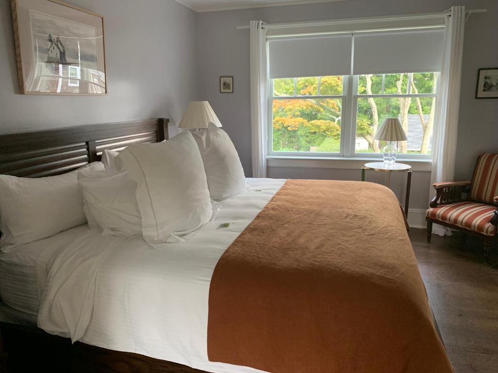 Postel nebo postele na pokoji v ubytování Bridgehampton Inn