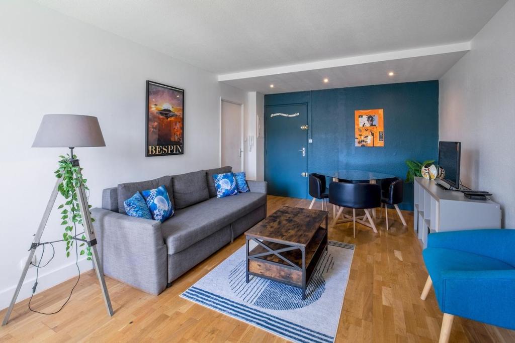 un salon avec un canapé et une table dans l'établissement Le Cocon - Climatisation, Balcon, Wifi, Beaux Arts, à Montpellier