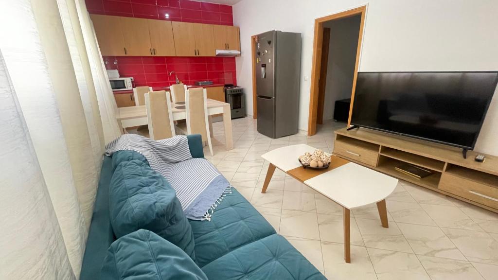 Una televisión o centro de entretenimiento en Quick Stay in Praia #2