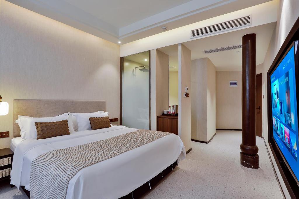Postel nebo postele na pokoji v ubytování Yurong West Lake Cottage Resort Hotel Hangzhou