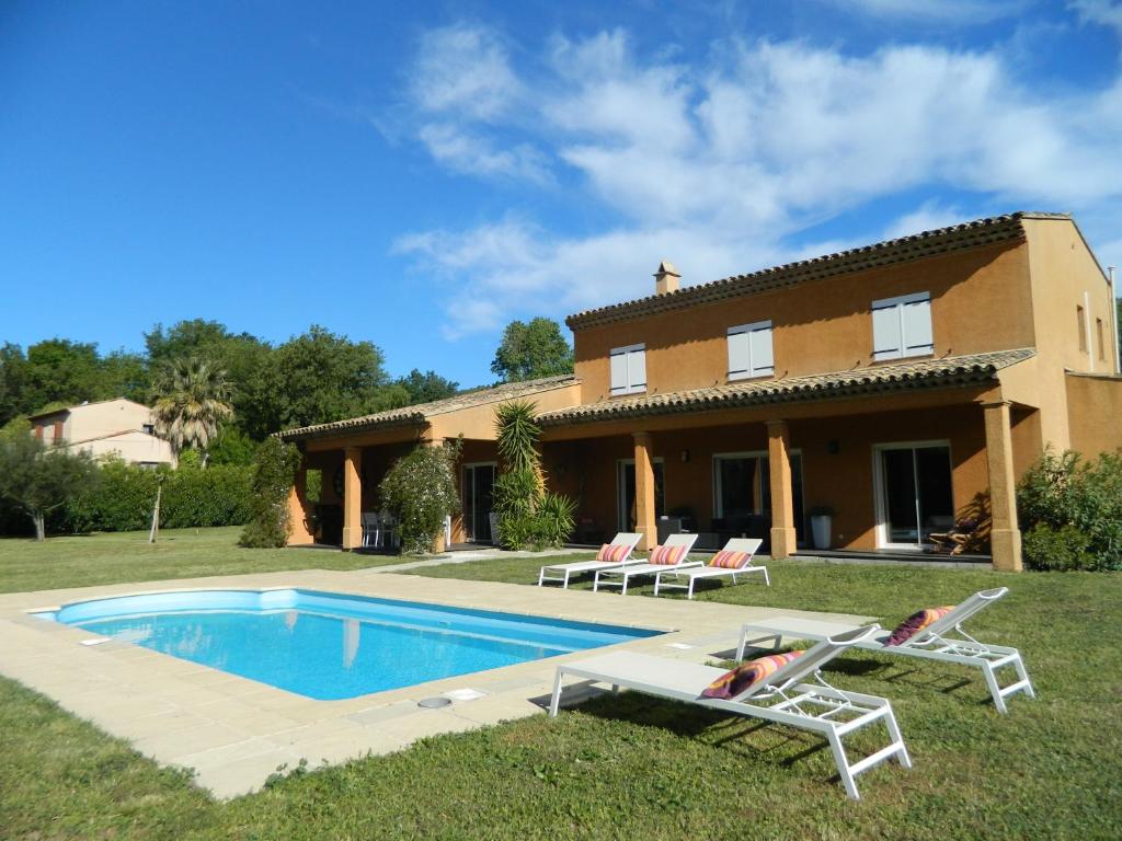 une villa avec piscine devant une maison dans l'établissement Superbe villa 10 personnes avec piscine, au Plan-de-la-Tour