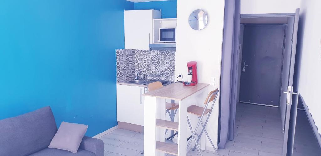 une petite cuisine avec une table et une chaise dans l'établissement HYPER Centre-Lumineux-Clim-Wifi, à Toulon