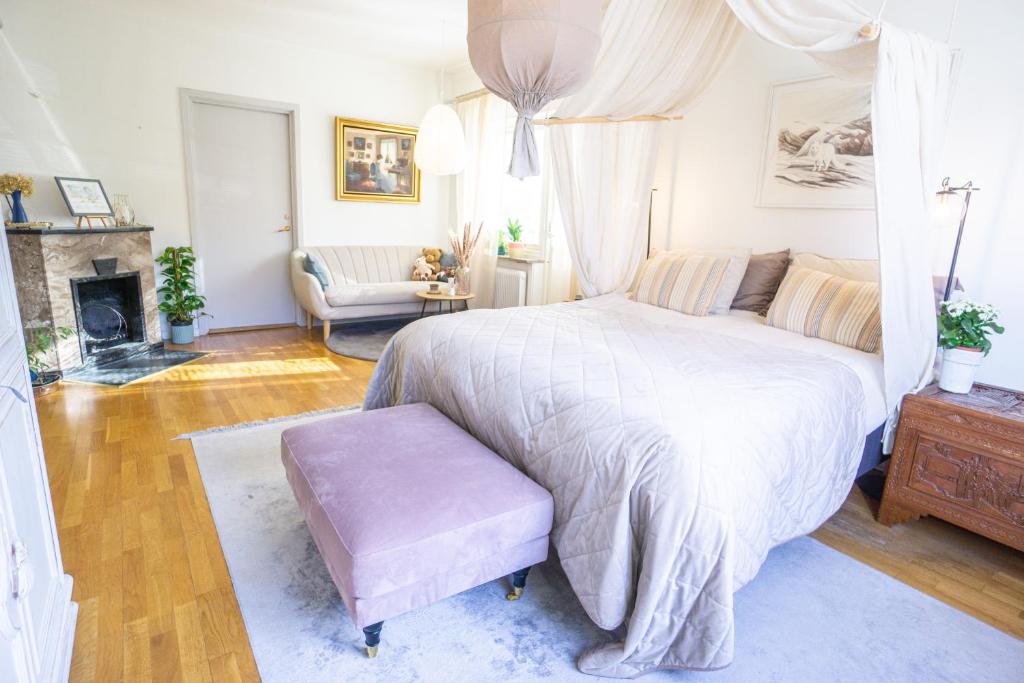 Ένα ή περισσότερα κρεβάτια σε δωμάτιο στο HaHa Familjesol Cozy 2 Bedroom Family Apartment with Private Kitchen Balcony and Free Parking