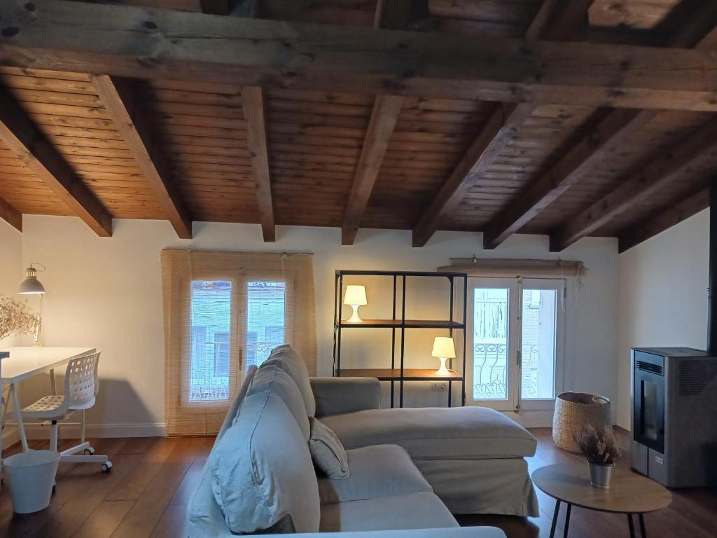 ein Wohnzimmer mit Sofa und Tisch in der Unterkunft El ático de Esther in Haro
