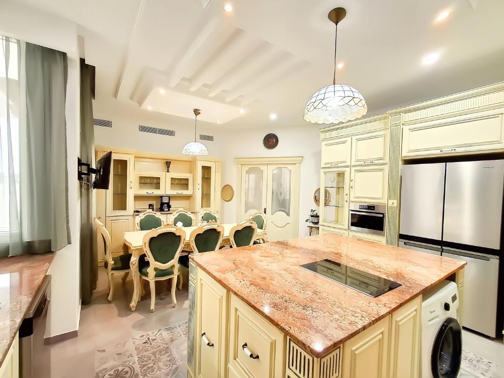 Kuchyň nebo kuchyňský kout v ubytování L'Orchidée - Suites de Luxe avec Piscine Chauffée et Vue sur le Lac de Tunis