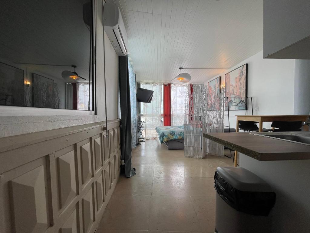 Kuchyň nebo kuchyňský kout v ubytování PENTHOUSE SEASIDE 10 MIN port, croisière et aéroport