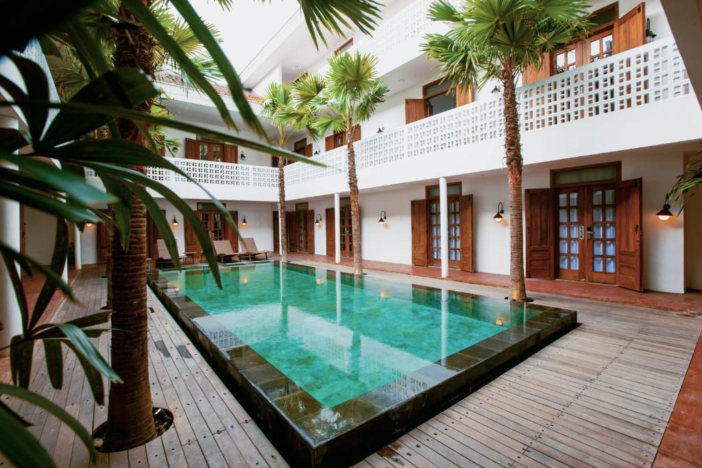 Bazén v ubytování Adhisthana Hotel Yogyakarta nebo v jeho okolí