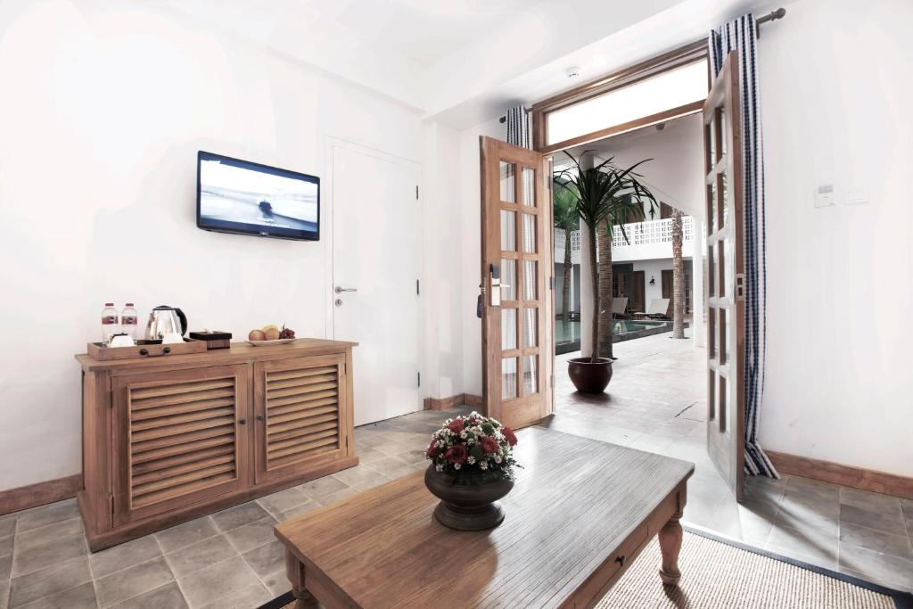 TV a/nebo společenská místnost v ubytování Adhisthana Hotel Yogyakarta