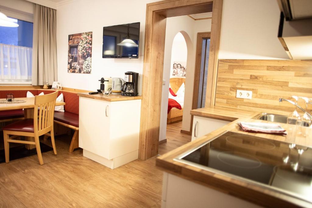 Kuchyň nebo kuchyňský kout v ubytování Appartement-Gästehaus Ursula