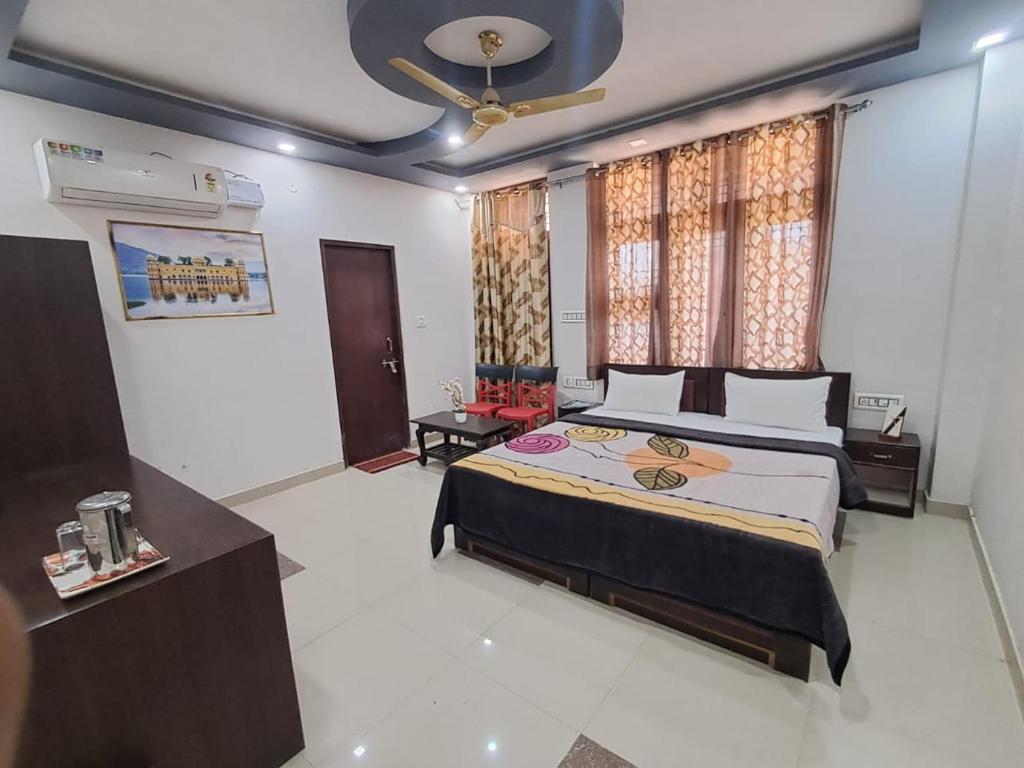 Кровать или кровати в номере Hotel Tiger PGH-Ranthambhor Rd, Saptar, Sawai Madhopur, Rajasthan