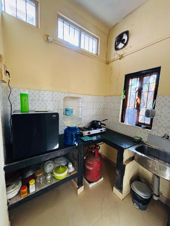 Kuchyň nebo kuchyňský kout v ubytování Reeha'r Aashray - 'A 1BHK personal home'