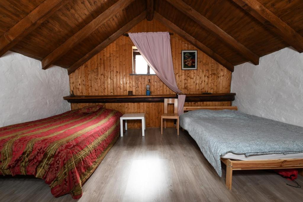 Postel nebo postele na pokoji v ubytování Rustic on the Verzasca River
