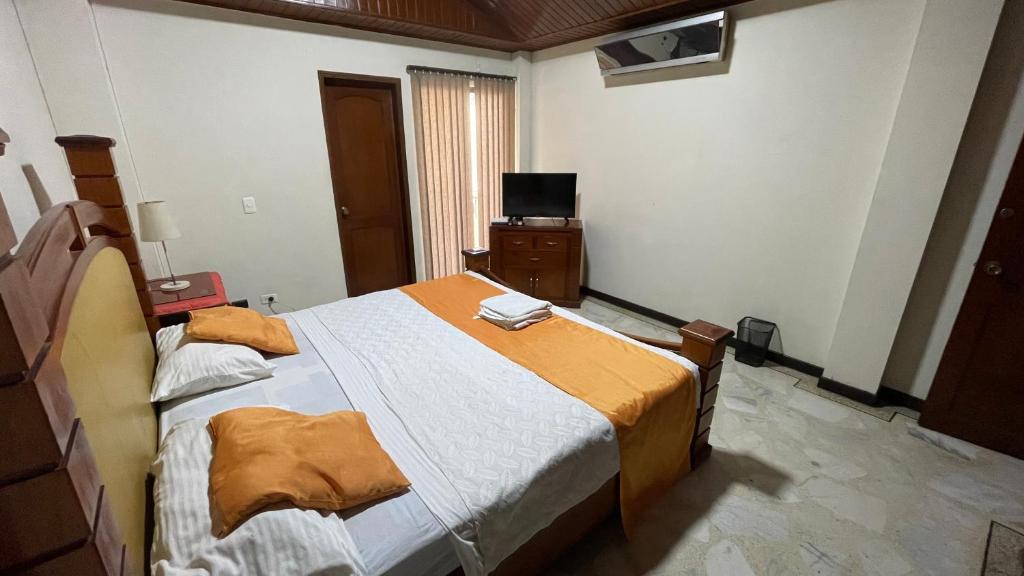 Postel nebo postele na pokoji v ubytování Casa Castillo Cali