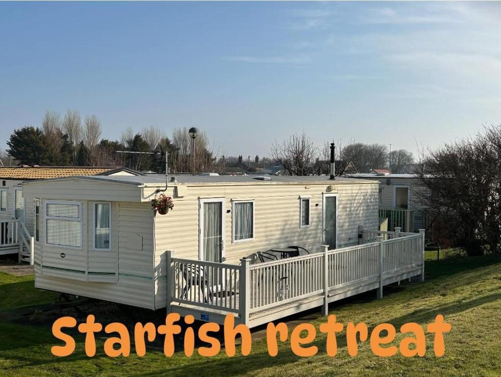 AnderbyにあるStarfish retreat Anderby creekのポーチとデッキ付きの別荘です。