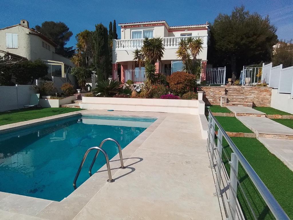une piscine devant une maison dans l'établissement Villa L'Audaline, à Roquebrune-sur Argens
