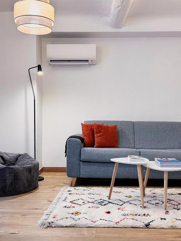 un salon avec un canapé bleu et une table dans l'établissement Studio cosy et luxueux centre Cannes et proche plages, à Cannes